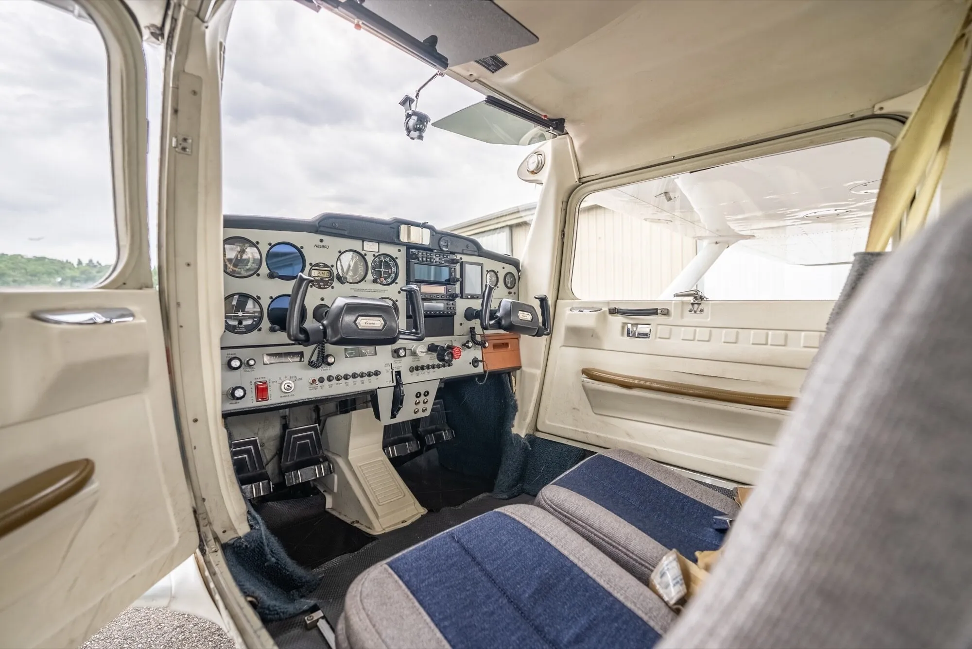 Cessna 150M cabin interior