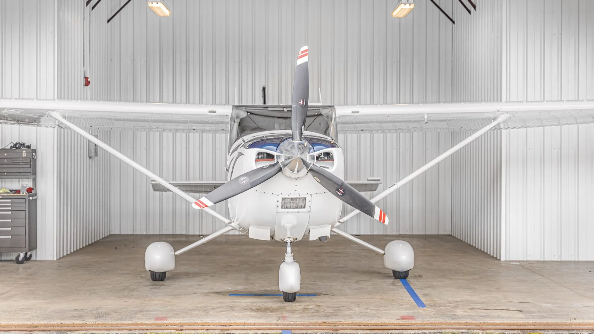 Cessna Turbo Skylane nose, cowl and three-blade prop